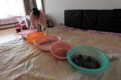 右玉楼上漏水，住户失联，小区没物管，业主维权难！律师来支招……